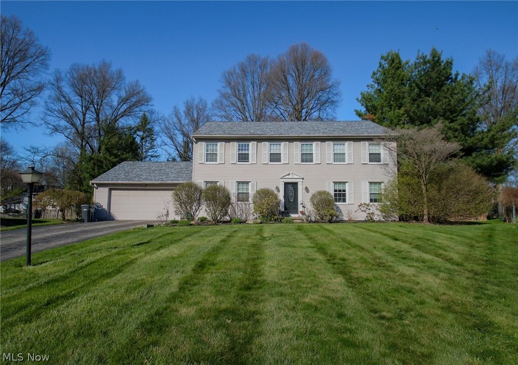 200 Briarbrook Court NE, Howland, OH 44484