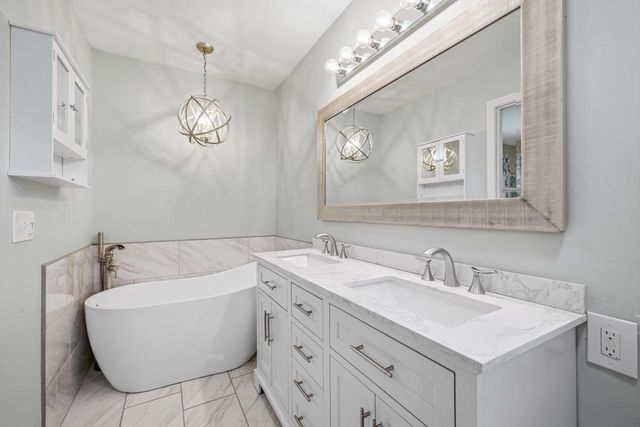 390 Garrison DRIVE, Lake Geneva, WI 53147