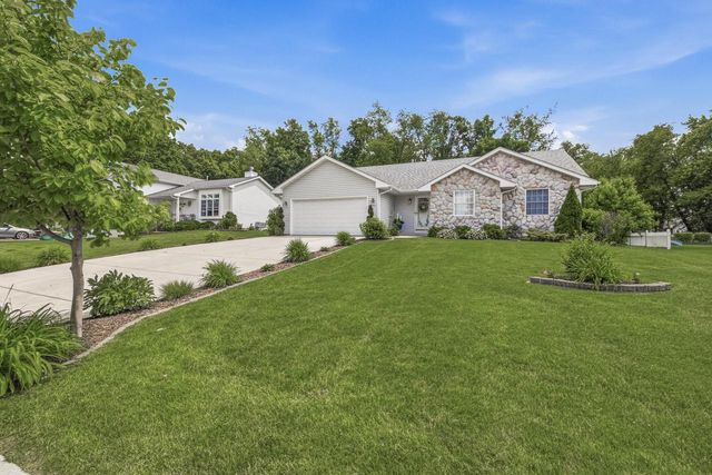390 Garrison DRIVE, Lake Geneva, WI 53147
