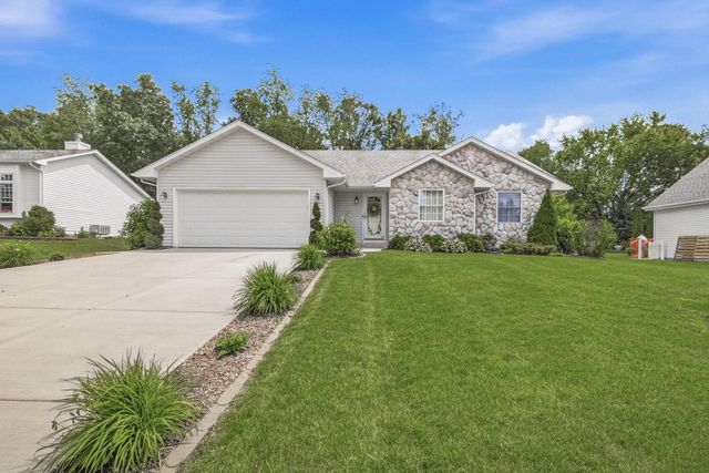 390 Garrison DRIVE, Lake Geneva, WI 53147