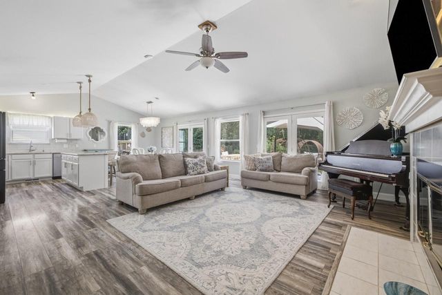 390 Garrison DRIVE, Lake Geneva, WI 53147