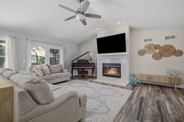 390 Garrison DRIVE, Lake Geneva, WI 53147