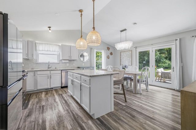 390 Garrison DRIVE, Lake Geneva, WI 53147