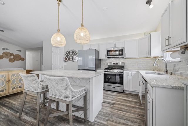 390 Garrison DRIVE, Lake Geneva, WI 53147