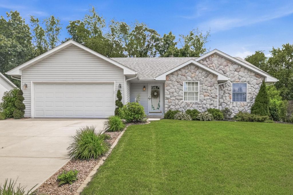 390 Garrison DRIVE, Lake Geneva, WI 53147