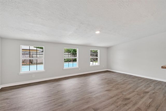 3 20th Avenue N, Texas City, TX 77590