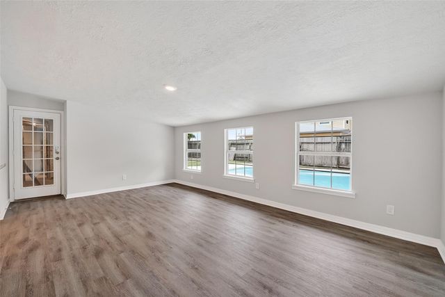 3 20th Avenue N, Texas City, TX 77590