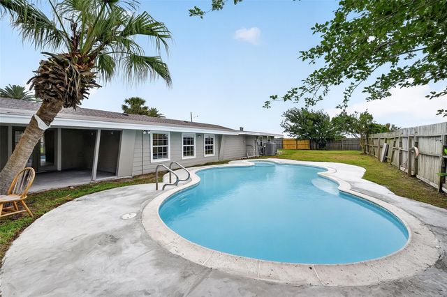 3 20th Avenue N, Texas City, TX 77590