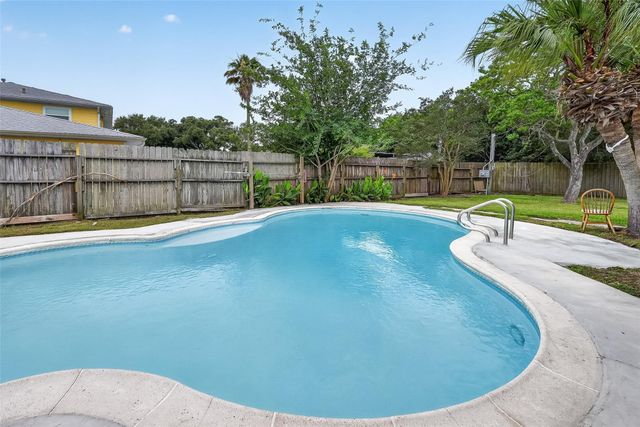 3 20th Avenue N, Texas City, TX 77590