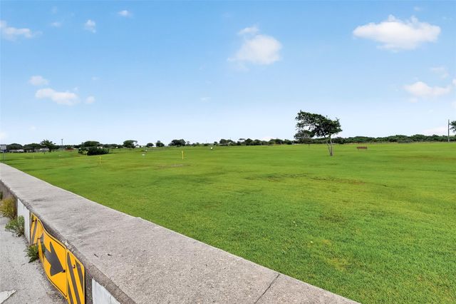 3 20th Avenue N, Texas City, TX 77590
