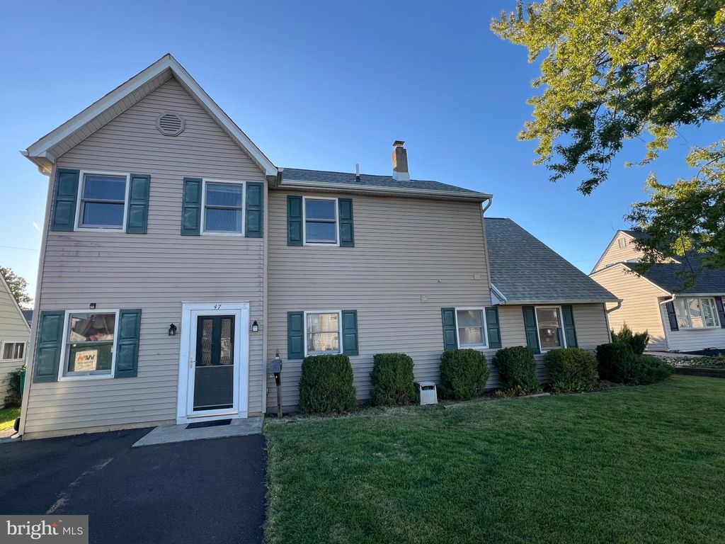 47 NEPTUNE LN, LEVITTOWN, PA 19054 — exterior