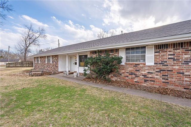 220 E 2nd Avenue, Caney, KS 67333