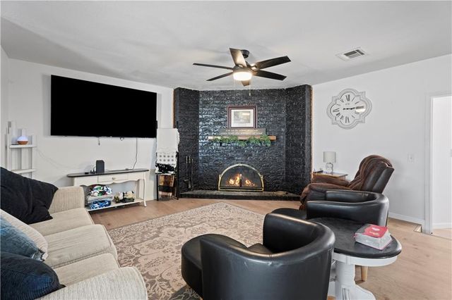 220 E 2nd Avenue, Caney, KS 67333