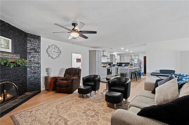 220 E 2nd Avenue, Caney, KS 67333