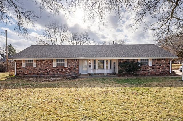 220 E 2nd Avenue, Caney, KS 67333