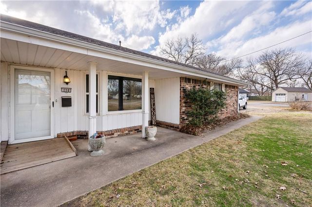 220 E 2nd Avenue, Caney, KS 67333