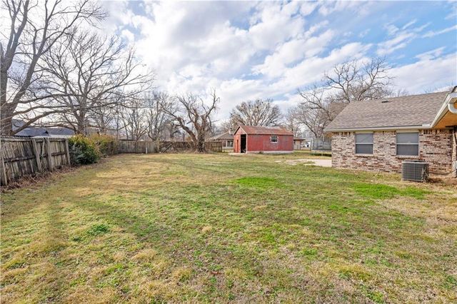 220 E 2nd Avenue, Caney, KS 67333