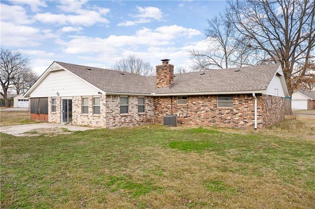 220 E 2nd Avenue, Caney, KS 67333