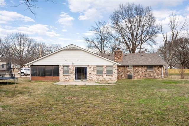 220 E 2nd Avenue, Caney, KS 67333