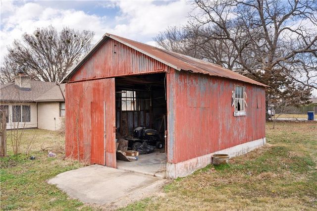 220 E 2nd Avenue, Caney, KS 67333