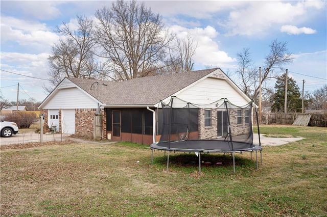 220 E 2nd Avenue, Caney, KS 67333