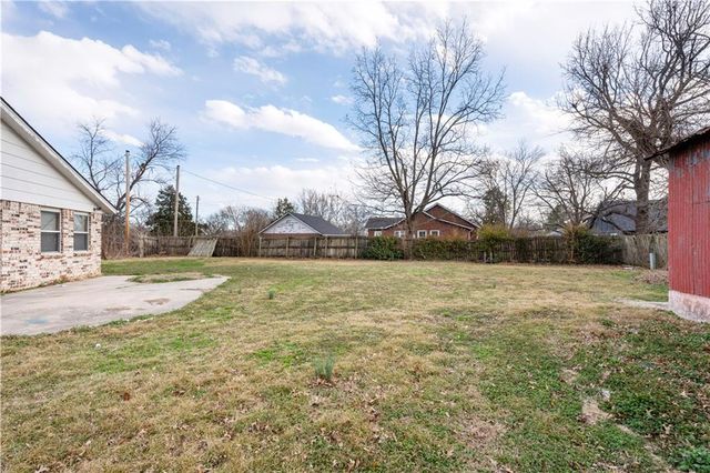 220 E 2nd Avenue, Caney, KS 67333