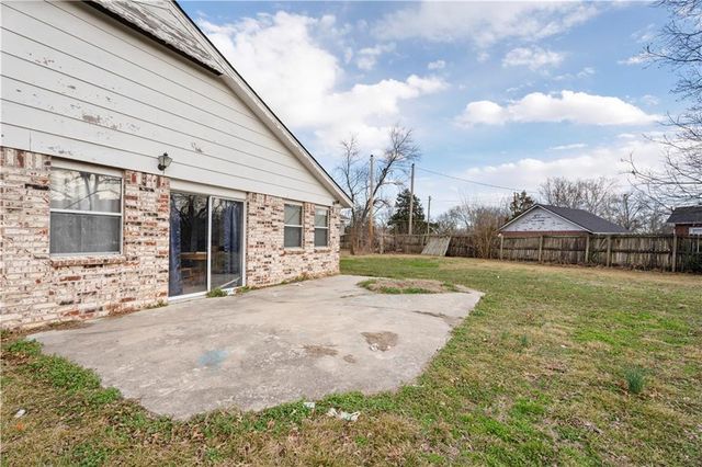 220 E 2nd Avenue, Caney, KS 67333