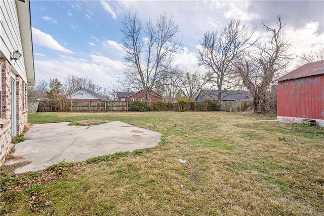 220 E 2nd Avenue, Caney, KS 67333