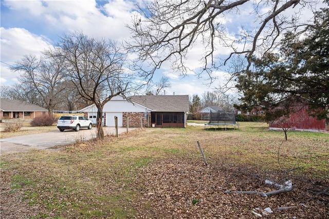 220 E 2nd Avenue, Caney, KS 67333