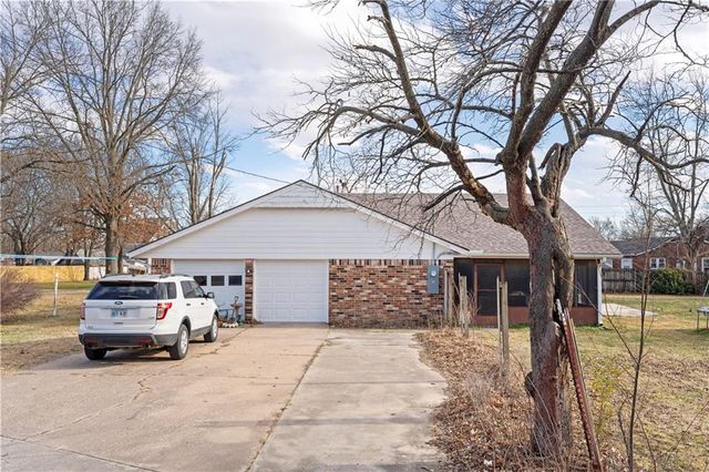 220 E 2nd Avenue, Caney, KS 67333