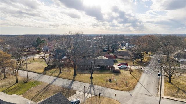 220 E 2nd Avenue, Caney, KS 67333