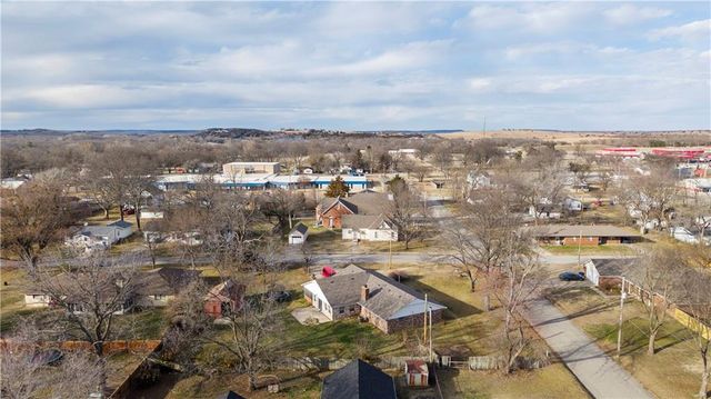 220 E 2nd Avenue, Caney, KS 67333