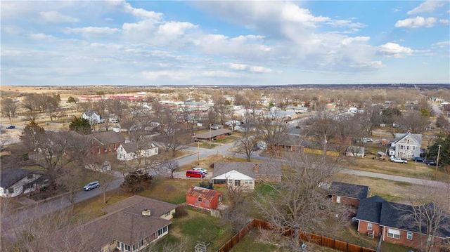 220 E 2nd Avenue, Caney, KS 67333