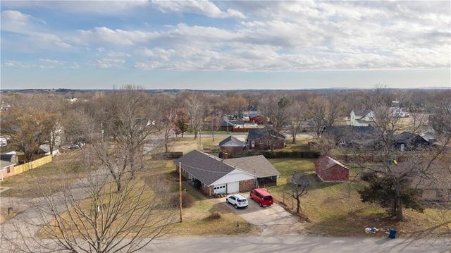 220 E 2nd Avenue, Caney, KS 67333