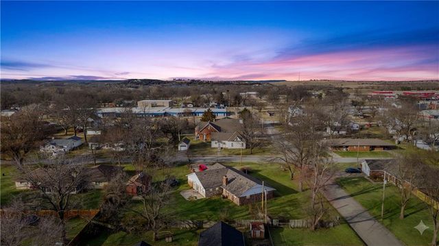 220 E 2nd Avenue, Caney, KS 67333