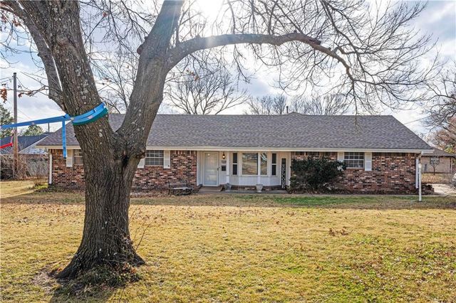 220 E 2nd Avenue, Caney, KS 67333