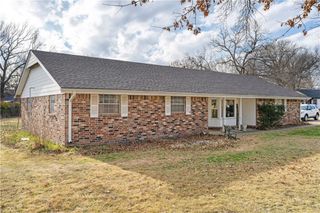 220 E 2nd Avenue, Caney, KS 67333