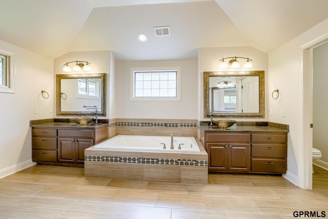 407 S 198th Street, Elkhorn, NE 68022