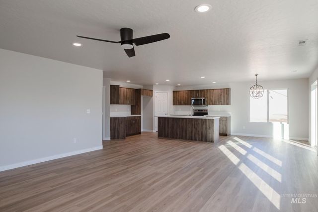 1066 Woods Bog Ave, Middleton, ID 83644