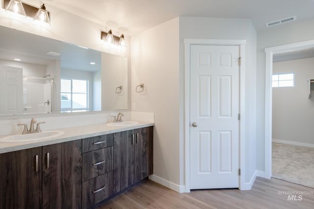 1066 Woods Bog Ave, Middleton, ID 83644