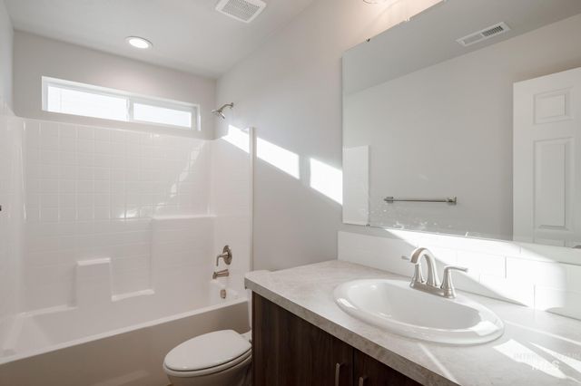 1066 Woods Bog Ave, Middleton, ID 83644