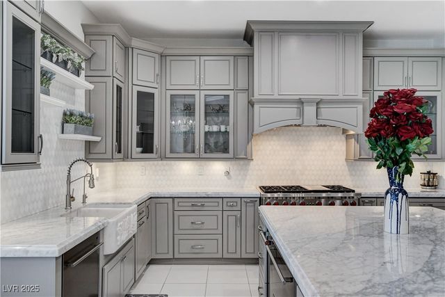 1720 Oval Circle, Las Vegas, NV 89117