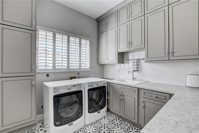 1720 Oval Circle, Las Vegas, NV 89117