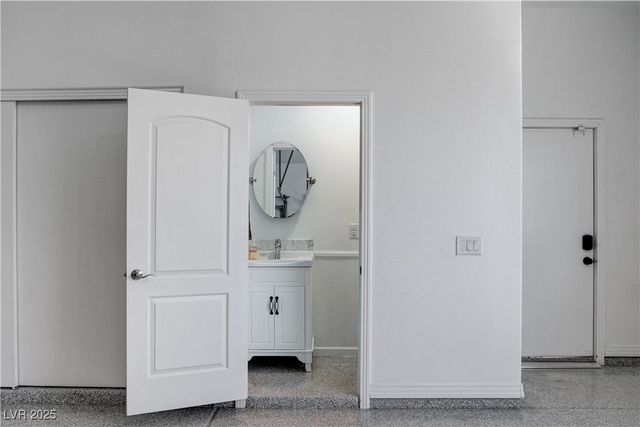 1720 Oval Circle, Las Vegas, NV 89117