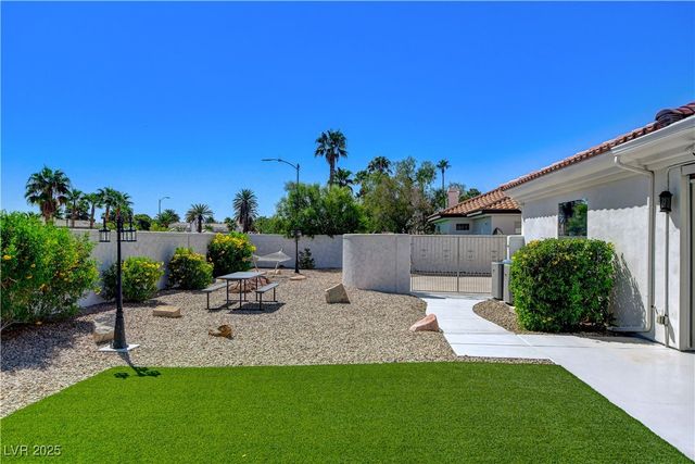 1720 Oval Circle, Las Vegas, NV 89117