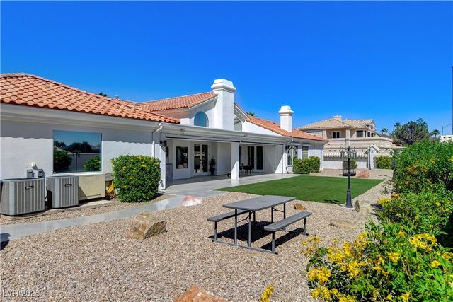 1720 Oval Circle, Las Vegas, NV 89117