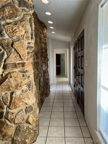 906 Briarwood Place, Durant, OK 74701