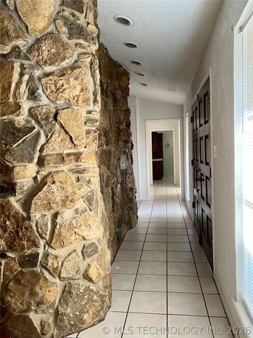 906 Briarwood Place, Durant, OK 74701