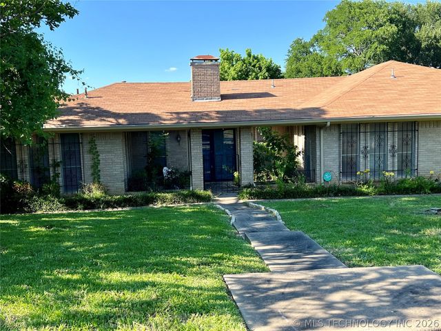 906 Briarwood Place, Durant, OK 74701