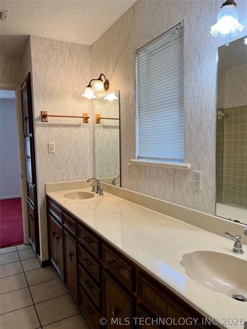 906 Briarwood Place, Durant, OK 74701